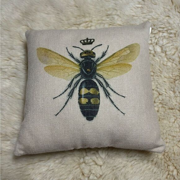 Bed Bath and beyond Queen Bee with Gold Crown Cream Throw Pillows 9" - Picture 3 of 4